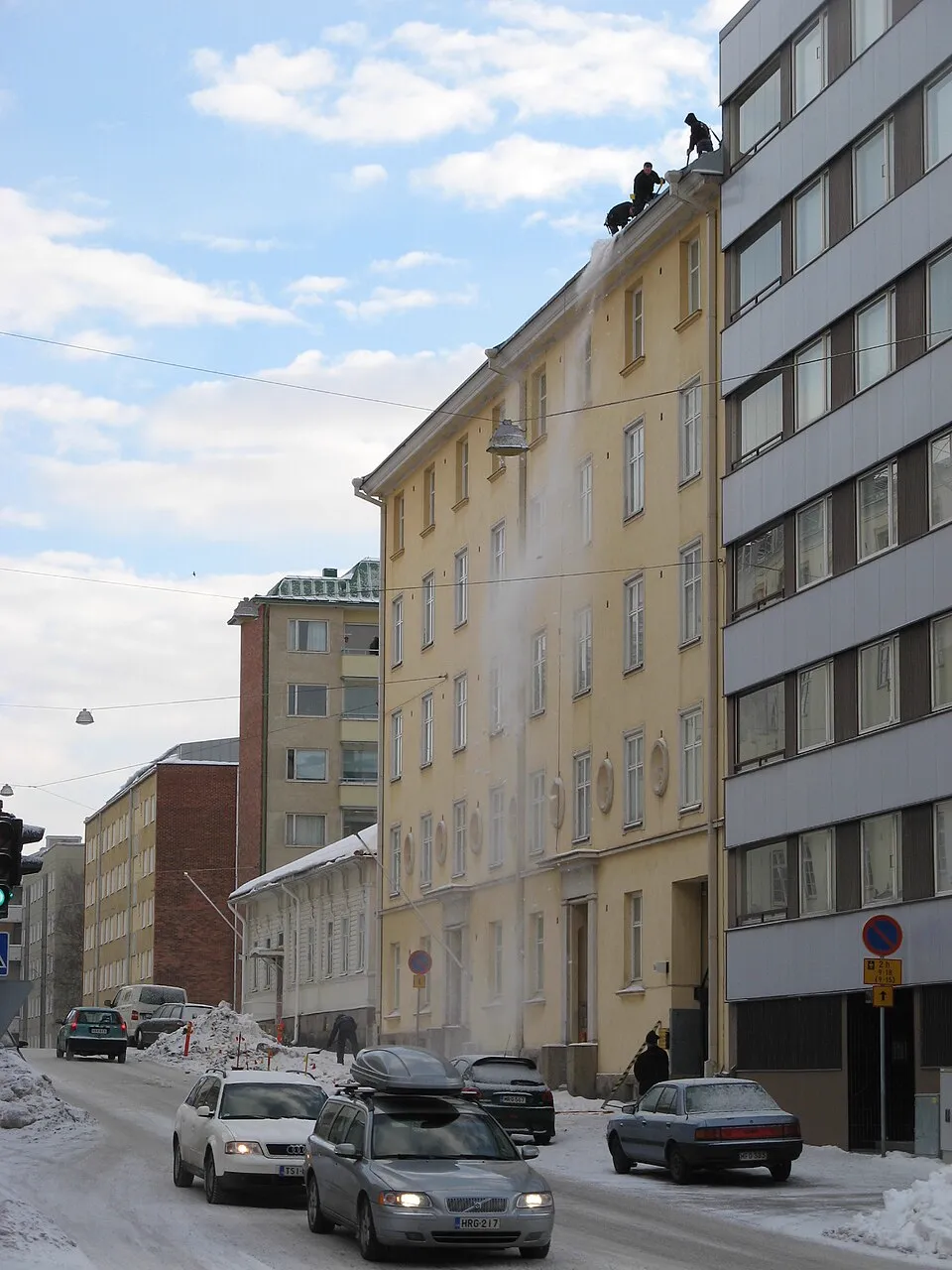 Lumenpudotusta talon katolta Turussa talvella