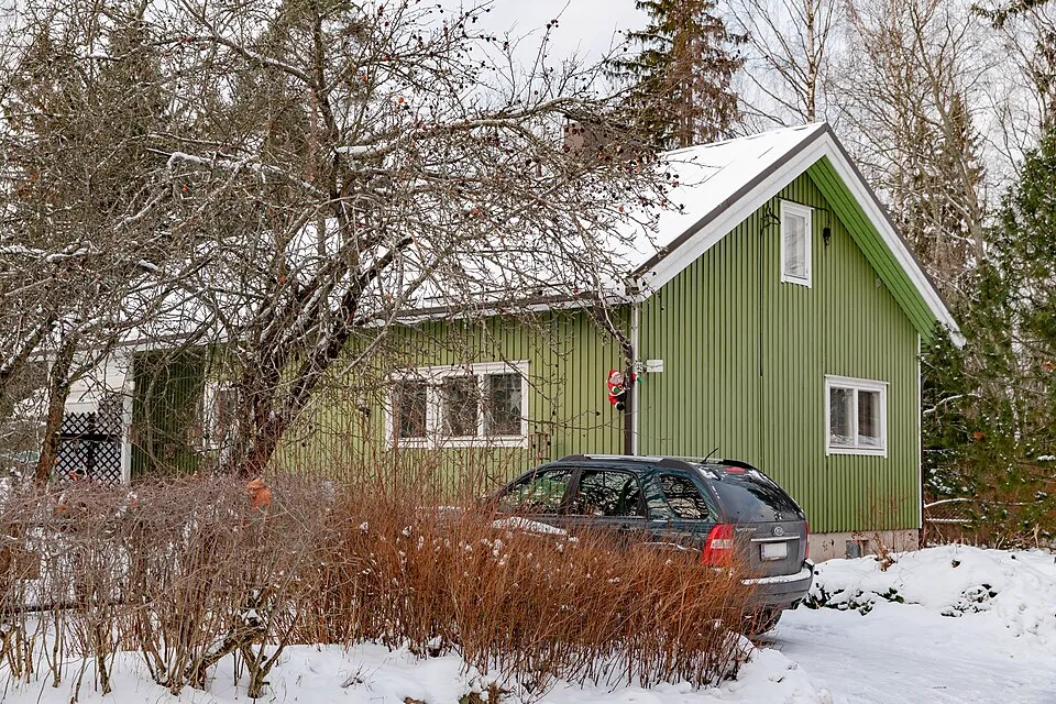 Valkoinen rintamamiestalo vihreällä harjakatolla Länsi-Pakilassa Helsingissä